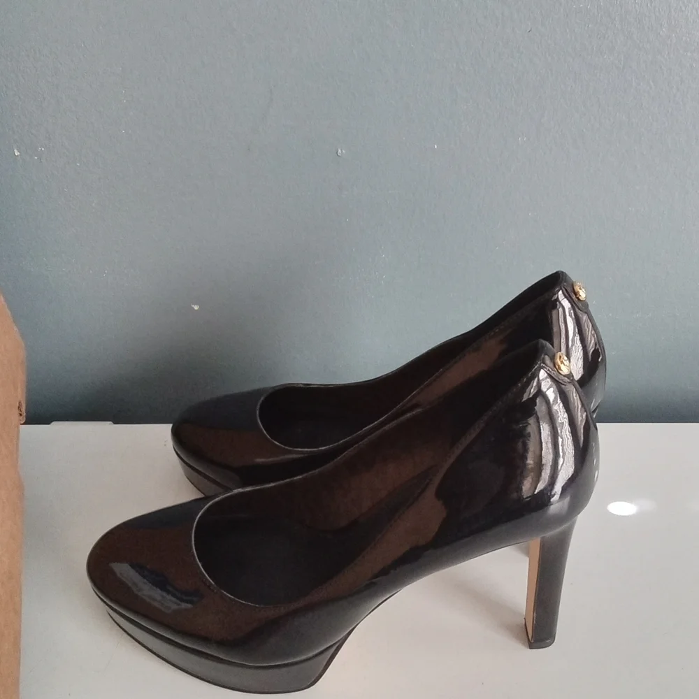 Michael Kors Black Patent Leather Platform Pump Round Toe Gold MK Logo Heel 8.5M